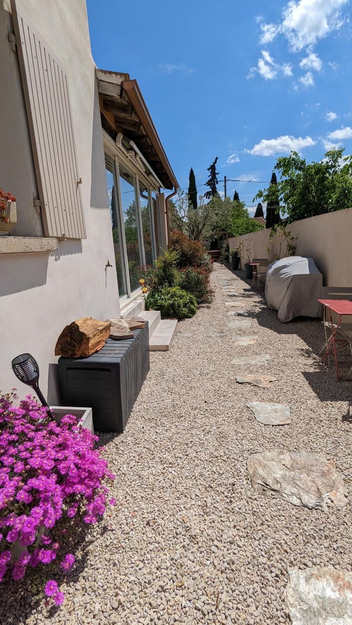 Chambre L A Tavel Exterior photo